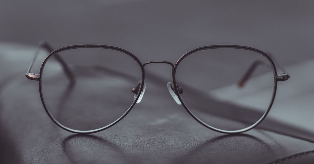 Lunettes aviateur élégantes reposant sur une surface en cuir, mettant en avant un design épuré.
