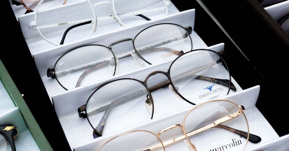 Gros plan sur un assortiment de lunettes présentées de manière ordonnée pour la sélection.