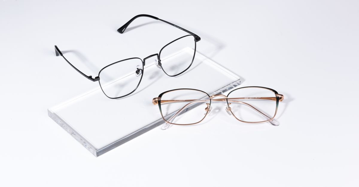 Lunettes modernes au design épuré sur fond blanc, mettant en valeur la mode optique.